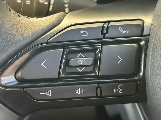 トヨタ ヤリスクロス ハイブリッド Z アドベンチャー 熊本県 2023(令5)年 1.2万km ブラックマイカ/ベージュ 2トーン 純正ナビ/・AM/FM/CD/USB/BT/・AppleCarPlay/AndroidAuto/・フルセグTV/全周囲カメラ/・フロント/サイド/バック/トヨタセーフティセンス/・レーントレーシングアラート/・プリクラッシュセーフティシステム/・ブラインドスポットモニター/・クリアランスソナー/・リヤクロストラフィックアラート/・パーキングサポートブレーキ/・ロードサインアシスト/・車両接近通報装置/・オートマチックハイビーム/・レーダークルーズコントロール/前後コーナーセンサー/革巻きステアリング/・ステアリングリモコン/・ステアリングヒーター/オートライト/・LEDライト/・ヘッドライトレベライザー/純正ETC/ハーフレザーシート/・D/N席シートヒーター/・D席パワーシート/前後ドライブレコーダー（TZ-DR210）/電動格納ミラー/・ウィンカーミラー/ドアバイザー/純正アルミホイール/純正フロアマット/スマートキー