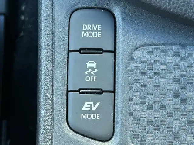 トヨタ ヤリスクロス ハイブリッド Z アドベンチャー 熊本県 2023(令5)年 1.2万km ブラックマイカ/ベージュ 2トーン 純正ナビ/・AM/FM/CD/USB/BT/・AppleCarPlay/AndroidAuto/・フルセグTV/全周囲カメラ/・フロント/サイド/バック/トヨタセーフティセンス/・レーントレーシングアラート/・プリクラッシュセーフティシステム/・ブラインドスポットモニター/・クリアランスソナー/・リヤクロストラフィックアラート/・パーキングサポートブレーキ/・ロードサインアシスト/・車両接近通報装置/・オートマチックハイビーム/・レーダークルーズコントロール/前後コーナーセンサー/革巻きステアリング/・ステアリングリモコン/・ステアリングヒーター/オートライト/・LEDライト/・ヘッドライトレベライザー/純正ETC/ハーフレザーシート/・D/N席シートヒーター/・D席パワーシート/前後ドライブレコーダー（TZ-DR210）/電動格納ミラー/・ウィンカーミラー/ドアバイザー/純正アルミホイール/純正フロアマット/スマートキー