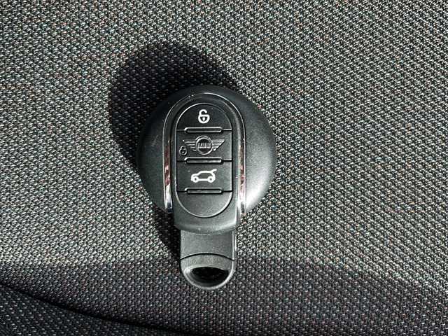 ＭＩＮＩ ＢＭＷ ミニ クラブマン クーパー 沖縄県 2020(令2)年 5.4万km グレーⅡ 純正ナビ　/（ＡＭ／ＦＭ／ＣＤ／ＤＶＤ／ＢＴ）　/バックモニター　/衝突軽減システム　/コーナーセンサー　/ＬＥＤヘッドライト　/ドライブレコーダー　/アイドリングストップ　/クルーズコントロール　/オートライト