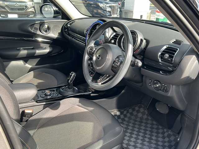 ＭＩＮＩ ＢＭＷ ミニ クラブマン クーパー 沖縄県 2020(令2)年 5.4万km グレーⅡ 純正ナビ　/（ＡＭ／ＦＭ／ＣＤ／ＤＶＤ／ＢＴ）　/バックモニター　/衝突軽減システム　/コーナーセンサー　/ＬＥＤヘッドライト　/ドライブレコーダー　/アイドリングストップ　/クルーズコントロール　/オートライト
