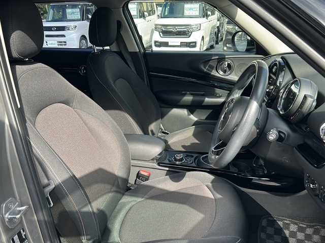 ＭＩＮＩ ＢＭＷ ミニ クラブマン クーパー 沖縄県 2020(令2)年 5.4万km グレーⅡ 純正ナビ　/（ＡＭ／ＦＭ／ＣＤ／ＤＶＤ／ＢＴ）　/バックモニター　/衝突軽減システム　/コーナーセンサー　/ＬＥＤヘッドライト　/ドライブレコーダー　/アイドリングストップ　/クルーズコントロール　/オートライト