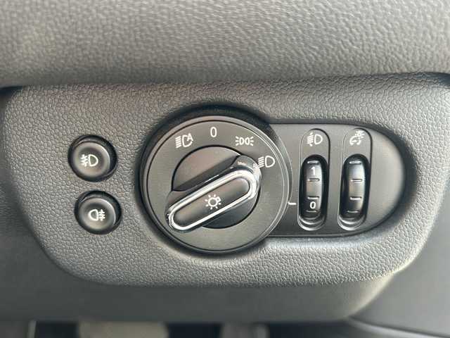 ＭＩＮＩ ＢＭＷ ミニ クラブマン クーパー 沖縄県 2020(令2)年 5.4万km グレーⅡ 純正ナビ　/（ＡＭ／ＦＭ／ＣＤ／ＤＶＤ／ＢＴ）　/バックモニター　/衝突軽減システム　/コーナーセンサー　/ＬＥＤヘッドライト　/ドライブレコーダー　/アイドリングストップ　/クルーズコントロール　/オートライト