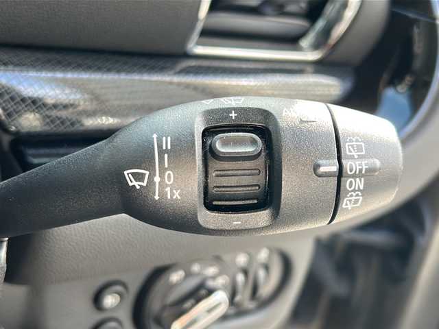 ＭＩＮＩ ＢＭＷ ミニ クラブマン クーパー 沖縄県 2020(令2)年 5.4万km グレーⅡ 純正ナビ　/（ＡＭ／ＦＭ／ＣＤ／ＤＶＤ／ＢＴ）　/バックモニター　/衝突軽減システム　/コーナーセンサー　/ＬＥＤヘッドライト　/ドライブレコーダー　/アイドリングストップ　/クルーズコントロール　/オートライト