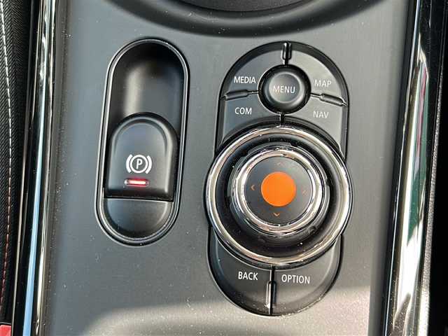 ＭＩＮＩ ＢＭＷ ミニ クラブマン クーパー 沖縄県 2020(令2)年 5.4万km グレーⅡ 純正ナビ　/（ＡＭ／ＦＭ／ＣＤ／ＤＶＤ／ＢＴ）　/バックモニター　/衝突軽減システム　/コーナーセンサー　/ＬＥＤヘッドライト　/ドライブレコーダー　/アイドリングストップ　/クルーズコントロール　/オートライト