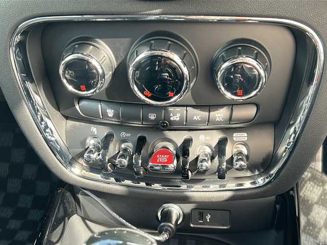 ＭＩＮＩ ＢＭＷ ミニ クラブマン クーパー 沖縄県 2020(令2)年 5.4万km グレーⅡ 純正ナビ　/（ＡＭ／ＦＭ／ＣＤ／ＤＶＤ／ＢＴ）　/バックモニター　/衝突軽減システム　/コーナーセンサー　/ＬＥＤヘッドライト　/ドライブレコーダー　/アイドリングストップ　/クルーズコントロール　/オートライト