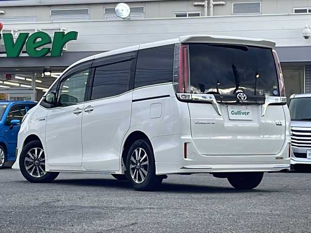 トヨタ エスクァイア ハイブリッド Gi プレミアムパッケージ 愛知県 2017(平29)年 7万km ホワイトパールクリスタルシャイン /禁煙/ワンオーナー//ディーラー整備記録簿/H30.R1.2.3.4.5.6//純正10インチナビ/フルセグ/CD/DVD/SD/MSV//HDMI/USB/バックカメラ/ビルトインETC//ドライブレコーダー/純正12インチフリップダウンモニタ//両側パワースライドドア//茶ハーフレザーシート/シートヒーター//コンビステア/ステアリングスイッチ/ステアヒーター//純正LEDオートライト/オートハイビーム//純正LEDフォグ//リアロールサンシェード//オートリトタウインカーミラー//フロント・リアエアロ//GPSレーダー探知機//アルパインツィーター//ドライブサポートイルミネーション//PCS/LDA/クルーズコントロール//自動防眩ルームミラー//照明付きバニティミラー//純正15インチAW//新車時保証書//取扱説明書//スペアスマートキー