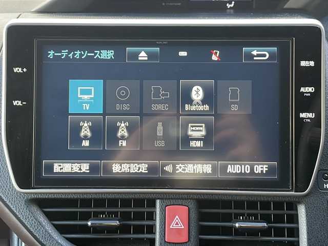 トヨタ エスクァイア ハイブリッド Gi プレミアムパッケージ 愛知県 2017(平29)年 7万km ホワイトパールクリスタルシャイン /禁煙/ワンオーナー//ディーラー整備記録簿/H30.R1.2.3.4.5.6//純正10インチナビ/フルセグ/CD/DVD/SD/MSV//HDMI/USB/バックカメラ/ビルトインETC//ドライブレコーダー/純正12インチフリップダウンモニタ//両側パワースライドドア//茶ハーフレザーシート/シートヒーター//コンビステア/ステアリングスイッチ/ステアヒーター//純正LEDオートライト/オートハイビーム//純正LEDフォグ//リアロールサンシェード//オートリトタウインカーミラー//フロント・リアエアロ//GPSレーダー探知機//アルパインツィーター//ドライブサポートイルミネーション//PCS/LDA/クルーズコントロール//自動防眩ルームミラー//照明付きバニティミラー//純正15インチAW//新車時保証書//取扱説明書//スペアスマートキー