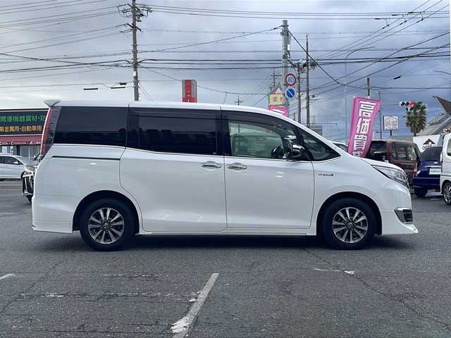トヨタ エスクァイア ハイブリッド Gi プレミアムパッケージ 愛知県 2017(平29)年 7万km ホワイトパールクリスタルシャイン /禁煙/ワンオーナー//ディーラー整備記録簿/H30.R1.2.3.4.5.6//純正10インチナビ/フルセグ/CD/DVD/SD/MSV//HDMI/USB/バックカメラ/ビルトインETC//ドライブレコーダー/純正12インチフリップダウンモニタ//両側パワースライドドア//茶ハーフレザーシート/シートヒーター//コンビステア/ステアリングスイッチ/ステアヒーター//純正LEDオートライト/オートハイビーム//純正LEDフォグ//リアロールサンシェード//オートリトタウインカーミラー//フロント・リアエアロ//GPSレーダー探知機//アルパインツィーター//ドライブサポートイルミネーション//PCS/LDA/クルーズコントロール//自動防眩ルームミラー//照明付きバニティミラー//純正15インチAW//新車時保証書//取扱説明書//スペアスマートキー