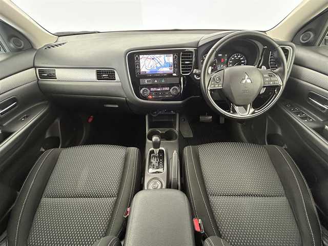 三菱 アウトランダー 24G ナビパッケージ 愛知県 2015(平27)年 10.5万km シルキーホワイト (株)IDOMが運営する【じしゃロン名古屋鳴海店】の自社ローン専用車両になりますこちらは現金またはオートローンご利用時の価格です。自社ローンご希望の方は別途その旨お申付け下さい/純正ナビ/（CD/DVD/TV/BT)/バックカメラ/ステアリングリモコン/パワーバックドア/パドルシフト/4WD/ETC/アイドリングストップ/オートライト/追従型クルーズコントロール/純正フロアマット/純正ドアバイザー