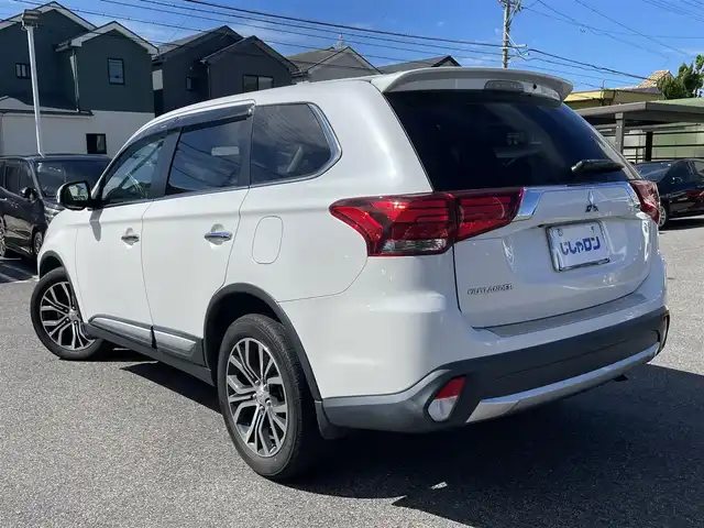 三菱 アウトランダー 24G ナビパッケージ 愛知県 2015(平27)年 10.5万km シルキーホワイト (株)IDOMが運営する【じしゃロン名古屋鳴海店】の自社ローン専用車両になりますこちらは現金またはオートローンご利用時の価格です。自社ローンご希望の方は別途その旨お申付け下さい/純正ナビ/（CD/DVD/TV/BT)/バックカメラ/ステアリングリモコン/パワーバックドア/パドルシフト/4WD/ETC/アイドリングストップ/オートライト/追従型クルーズコントロール/純正フロアマット/純正ドアバイザー