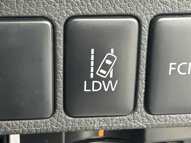 三菱 アウトランダー 24G ナビパッケージ 愛知県 2015(平27)年 10.5万km シルキーホワイト (株)IDOMが運営する【じしゃロン名古屋鳴海店】の自社ローン専用車両になりますこちらは現金またはオートローンご利用時の価格です。自社ローンご希望の方は別途その旨お申付け下さい/純正ナビ/（CD/DVD/TV/BT)/バックカメラ/ステアリングリモコン/パワーバックドア/パドルシフト/4WD/ETC/アイドリングストップ/オートライト/追従型クルーズコントロール/純正フロアマット/純正ドアバイザー