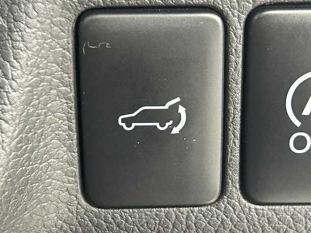 三菱 アウトランダー 24G ナビパッケージ 愛知県 2015(平27)年 10.5万km シルキーホワイト (株)IDOMが運営する【じしゃロン名古屋鳴海店】の自社ローン専用車両になりますこちらは現金またはオートローンご利用時の価格です。自社ローンご希望の方は別途その旨お申付け下さい/純正ナビ/（CD/DVD/TV/BT)/バックカメラ/ステアリングリモコン/パワーバックドア/パドルシフト/4WD/ETC/アイドリングストップ/オートライト/追従型クルーズコントロール/純正フロアマット/純正ドアバイザー