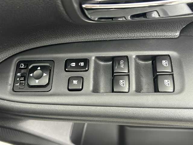 三菱 アウトランダー 24G ナビパッケージ 愛知県 2015(平27)年 10.5万km シルキーホワイト (株)IDOMが運営する【じしゃロン名古屋鳴海店】の自社ローン専用車両になりますこちらは現金またはオートローンご利用時の価格です。自社ローンご希望の方は別途その旨お申付け下さい/純正ナビ/（CD/DVD/TV/BT)/バックカメラ/ステアリングリモコン/パワーバックドア/パドルシフト/4WD/ETC/アイドリングストップ/オートライト/追従型クルーズコントロール/純正フロアマット/純正ドアバイザー