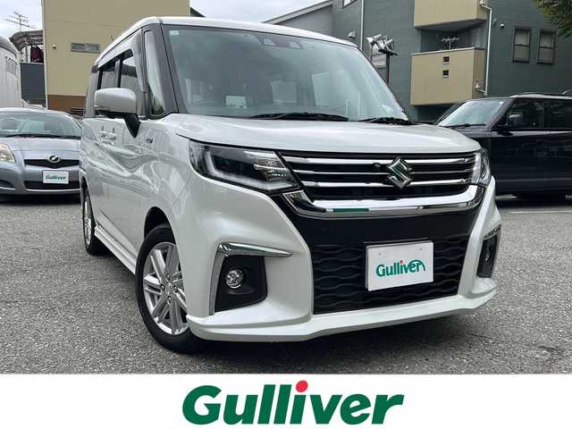 スズキ ソリオ HV MZ 大阪府 2023(令5)年 1万km ピュアホワイトP ワンオーナー/純正メモリナビ/・FM/AM/Bluetooth/・フルセグテレビ/ETC/前後ドライブレコーダー/全周囲カメラ/バックカメラ/衝突軽減ブレーキ/レーンキープアシスト/クルーズコントロール/革巻きステアリング/ステアリングリモコン/ヘッドアップディスプレイ/シートヒーター（D席+N席）/両側パワースライドドア/コーナーセンサー/LEDヘッドライト/オートライト/オートエアコン/スマートキー×2/プッシュスタートボタン/12V電源/USBジャック/純正15インチアルミホイール/純正フロアマット/取扱説明書/保証書