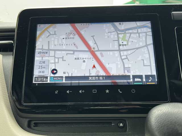 スズキ ソリオ HV MZ 大阪府 2023(令5)年 1万km ピュアホワイトP ワンオーナー/純正メモリナビ/・FM/AM/Bluetooth/・フルセグテレビ/ETC/前後ドライブレコーダー/全周囲カメラ/バックカメラ/衝突軽減ブレーキ/レーンキープアシスト/クルーズコントロール/革巻きステアリング/ステアリングリモコン/ヘッドアップディスプレイ/シートヒーター（D席+N席）/両側パワースライドドア/コーナーセンサー/LEDヘッドライト/オートライト/オートエアコン/スマートキー×2/プッシュスタートボタン/12V電源/USBジャック/純正15インチアルミホイール/純正フロアマット/取扱説明書/保証書