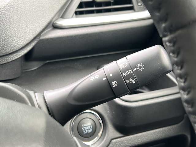 スズキ ソリオ HV MZ 大阪府 2023(令5)年 1万km ピュアホワイトP ワンオーナー/純正メモリナビ/・FM/AM/Bluetooth/・フルセグテレビ/ETC/前後ドライブレコーダー/全周囲カメラ/バックカメラ/衝突軽減ブレーキ/レーンキープアシスト/クルーズコントロール/革巻きステアリング/ステアリングリモコン/ヘッドアップディスプレイ/シートヒーター（D席+N席）/両側パワースライドドア/コーナーセンサー/LEDヘッドライト/オートライト/オートエアコン/スマートキー×2/プッシュスタートボタン/12V電源/USBジャック/純正15インチアルミホイール/純正フロアマット/取扱説明書/保証書