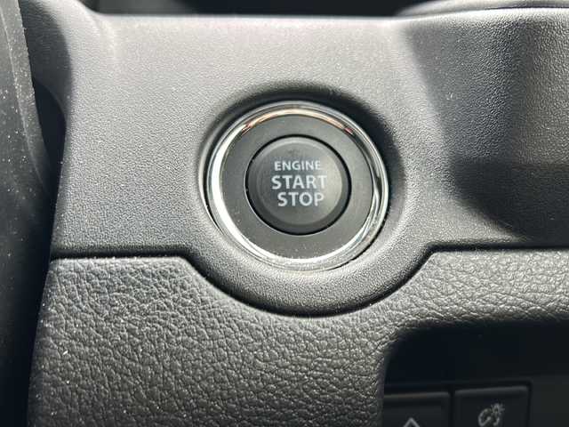 スズキ ソリオ HV MZ 大阪府 2023(令5)年 1万km ピュアホワイトP ワンオーナー/純正メモリナビ/・FM/AM/Bluetooth/・フルセグテレビ/ETC/前後ドライブレコーダー/全周囲カメラ/バックカメラ/衝突軽減ブレーキ/レーンキープアシスト/クルーズコントロール/革巻きステアリング/ステアリングリモコン/ヘッドアップディスプレイ/シートヒーター（D席+N席）/両側パワースライドドア/コーナーセンサー/LEDヘッドライト/オートライト/オートエアコン/スマートキー×2/プッシュスタートボタン/12V電源/USBジャック/純正15インチアルミホイール/純正フロアマット/取扱説明書/保証書