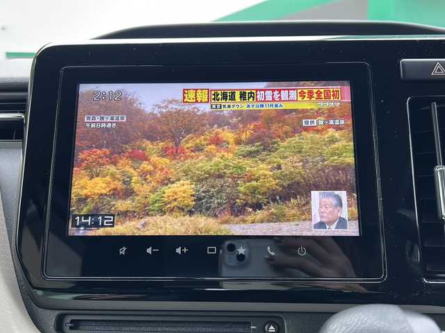 スズキ ソリオ HV MZ 大阪府 2023(令5)年 1万km ピュアホワイトP ワンオーナー/純正メモリナビ/・FM/AM/Bluetooth/・フルセグテレビ/ETC/前後ドライブレコーダー/全周囲カメラ/バックカメラ/衝突軽減ブレーキ/レーンキープアシスト/クルーズコントロール/革巻きステアリング/ステアリングリモコン/ヘッドアップディスプレイ/シートヒーター（D席+N席）/両側パワースライドドア/コーナーセンサー/LEDヘッドライト/オートライト/オートエアコン/スマートキー×2/プッシュスタートボタン/12V電源/USBジャック/純正15インチアルミホイール/純正フロアマット/取扱説明書/保証書