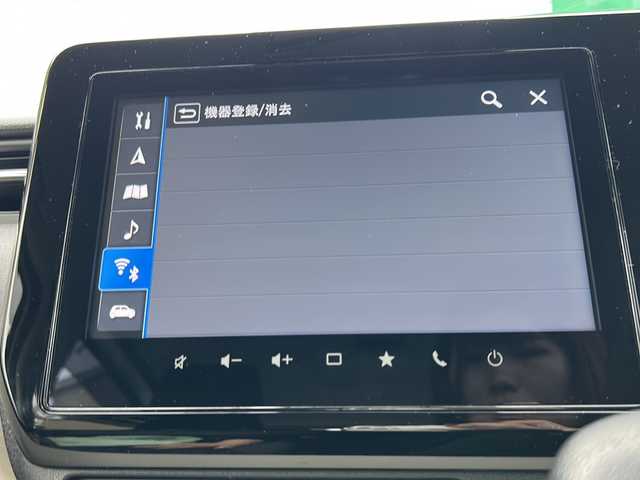 スズキ ソリオ HV MZ 大阪府 2023(令5)年 1万km ピュアホワイトP ワンオーナー/純正メモリナビ/・FM/AM/Bluetooth/・フルセグテレビ/ETC/前後ドライブレコーダー/全周囲カメラ/バックカメラ/衝突軽減ブレーキ/レーンキープアシスト/クルーズコントロール/革巻きステアリング/ステアリングリモコン/ヘッドアップディスプレイ/シートヒーター（D席+N席）/両側パワースライドドア/コーナーセンサー/LEDヘッドライト/オートライト/オートエアコン/スマートキー×2/プッシュスタートボタン/12V電源/USBジャック/純正15インチアルミホイール/純正フロアマット/取扱説明書/保証書