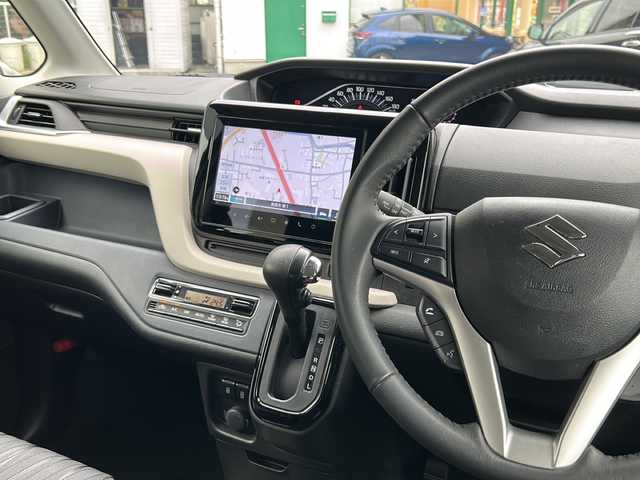 スズキ ソリオ HV MZ 大阪府 2023(令5)年 1万km ピュアホワイトP ワンオーナー/純正メモリナビ/・FM/AM/Bluetooth/・フルセグテレビ/ETC/前後ドライブレコーダー/全周囲カメラ/バックカメラ/衝突軽減ブレーキ/レーンキープアシスト/クルーズコントロール/革巻きステアリング/ステアリングリモコン/ヘッドアップディスプレイ/シートヒーター（D席+N席）/両側パワースライドドア/コーナーセンサー/LEDヘッドライト/オートライト/オートエアコン/スマートキー×2/プッシュスタートボタン/12V電源/USBジャック/純正15インチアルミホイール/純正フロアマット/取扱説明書/保証書