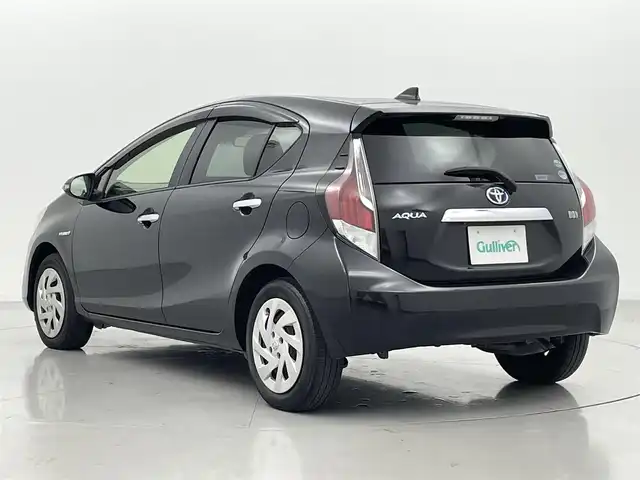 トヨタ アクア S スタイルブラック 熊本県 2017(平29)年 6.6万km ブラックマイカ 社外ナビ（ＣＤ・ＤＶＤ・フルセグ・ＢＴ・ＳＤ）/バックカメラ　/社外ＥＴＣ　/衝突軽減ブレーキ　/横滑り防止　/電動格納ミラー　/純正フロアマット　/オートライト　/オートマチックハイビーム　/ＬＥＤヘッドライト/スマートキー/プッシュスタート