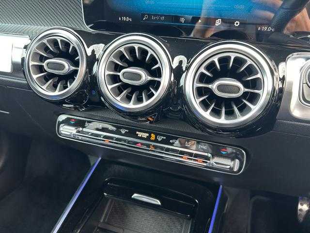 メルセデス・ベンツ ＧＬＢ２００ｄ AMGライン 埼玉県 2020(令2)年 2.9万km デニムブルー レーダーセーフティＰＫＧ/黒半革シート　/純正ナビ　/３６０度カメラ　/フルセグＴＶ　/アンビエントライト　/シートヒーター　/パワーシート　/パワーバックドア　/ドライブレコーダー　/ＥＴＣ