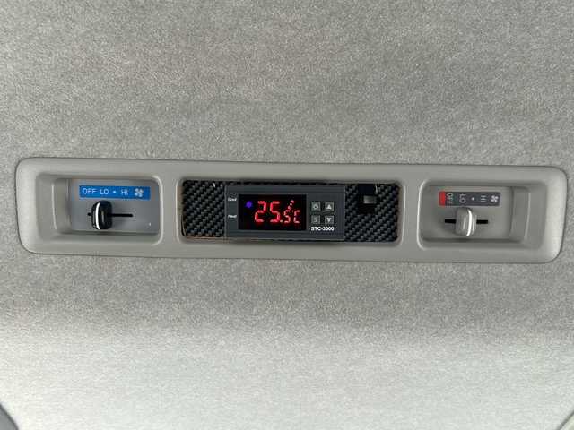 トヨタ ハイエース グランドキャビン 静岡県 2015(平27)年 2.3万km ダークブルーマイカM 社外ナビ(イクリプス)/・TV/・FM/AM/・Bluetooth/・CD/DVD/・SD/・USB/主要装備/・ＭＧＲベッドキット/・後付けハンガーラック/・後付けリアオートエアコン/・TOYOホワイトレタータイヤ/・１６インチ社外ＡＷ/・片側パワスラ/・ＬＥＤヘッドライト/・１００V電源/・フォグランプ/・ソケット電源増設/・LEDヘッドライト/・フォグランプ/・オートエアコン/・ETC/・フローリング調フロアマット