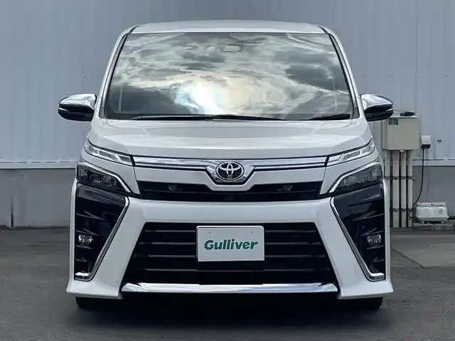 トヨタ ヴォクシー ZS 煌Ⅱ 愛媛県 2019(平31)年 3.5万km ホワイトパールクリスタルシャイン プリクラッシュセーフティ/レーンディパーチャーアラート/クリアランスソナー/オートマチックハイビーム/クルーズコントロール/純正9インチSDナビ【NSZT-Y68T】/　CD/DVD/Bluetooth/フルセグTV/バックカメラ/ビルトインETC/純正12.1型フリップダウンモニター/社外360°ドライブレコーダー/両側パワースライドドア/オートライト/LEDヘッドライト/革調シートカバー/社外18インチAW(ROJAM)/車高調/社外ステアリング/ステアリングスイッチ/プッシュスタート/フロアマット