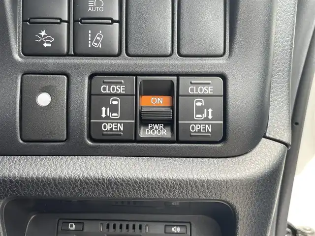 トヨタ ヴォクシー ZS 煌Ⅱ 愛媛県 2019(平31)年 3.5万km ホワイトパールクリスタルシャイン プリクラッシュセーフティ/レーンディパーチャーアラート/クリアランスソナー/オートマチックハイビーム/クルーズコントロール/純正9インチSDナビ【NSZT-Y68T】/　CD/DVD/Bluetooth/フルセグTV/バックカメラ/ビルトインETC/純正12.1型フリップダウンモニター/社外360°ドライブレコーダー/両側パワースライドドア/オートライト/LEDヘッドライト/革調シートカバー/社外18インチAW(ROJAM)/車高調/社外ステアリング/ステアリングスイッチ/プッシュスタート/フロアマット