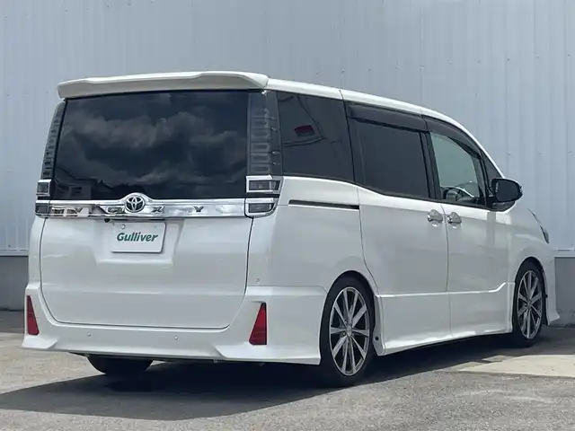 トヨタ ヴォクシー ZS 煌Ⅱ 愛媛県 2019(平31)年 3.5万km ホワイトパールクリスタルシャイン プリクラッシュセーフティ/レーンディパーチャーアラート/クリアランスソナー/オートマチックハイビーム/クルーズコントロール/純正9インチSDナビ【NSZT-Y68T】/　CD/DVD/Bluetooth/フルセグTV/バックカメラ/ビルトインETC/純正12.1型フリップダウンモニター/社外360°ドライブレコーダー/両側パワースライドドア/オートライト/LEDヘッドライト/革調シートカバー/社外18インチAW(ROJAM)/車高調/社外ステアリング/ステアリングスイッチ/プッシュスタート/フロアマット