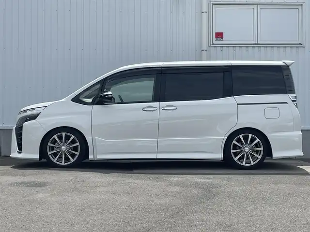トヨタ ヴォクシー ZS 煌Ⅱ 愛媛県 2019(平31)年 3.5万km ホワイトパールクリスタルシャイン プリクラッシュセーフティ/レーンディパーチャーアラート/クリアランスソナー/オートマチックハイビーム/クルーズコントロール/純正9インチSDナビ【NSZT-Y68T】/　CD/DVD/Bluetooth/フルセグTV/バックカメラ/ビルトインETC/純正12.1型フリップダウンモニター/社外360°ドライブレコーダー/両側パワースライドドア/オートライト/LEDヘッドライト/革調シートカバー/社外18インチAW(ROJAM)/車高調/社外ステアリング/ステアリングスイッチ/プッシュスタート/フロアマット