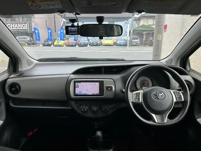 トヨタ ヴィッツ F 大阪府 2016(平28)年 7.4万km ホワイトパールクリスタルシャイン ワンオーナー/純正SDナビ/(TV/Bluetooth/CD/DVD)/バックモニター/横滑り防止装置/ABS/盗難防止装置/ドライブレコーダー/純正フロアマット/AC/ETC/ハロゲンヘッドライト/保証書/リモコンキー