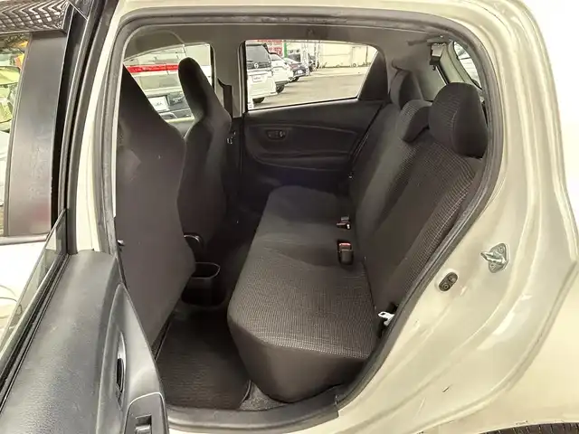 トヨタ ヴィッツ F 大阪府 2016(平28)年 7.4万km ホワイトパールクリスタルシャイン ワンオーナー/純正SDナビ/(TV/Bluetooth/CD/DVD)/バックモニター/横滑り防止装置/ABS/盗難防止装置/ドライブレコーダー/純正フロアマット/AC/ETC/ハロゲンヘッドライト/保証書/リモコンキー