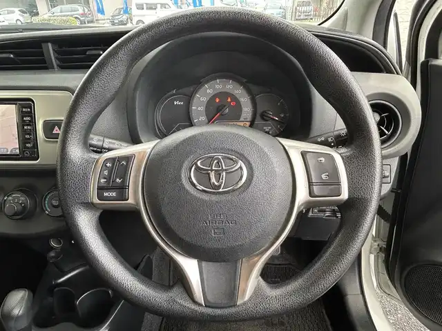トヨタ ヴィッツ F 大阪府 2016(平28)年 7.4万km ホワイトパールクリスタルシャイン ワンオーナー/純正SDナビ/(TV/Bluetooth/CD/DVD)/バックモニター/横滑り防止装置/ABS/盗難防止装置/ドライブレコーダー/純正フロアマット/AC/ETC/ハロゲンヘッドライト/保証書/リモコンキー