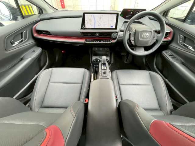 トヨタ プリウス Z 岩手県 2023(令5)年 1.7万km アティチュードブラックマイカ AIS検査済み/【2510035821】/12.3インチディスプレイオーディオ（ナビ・フルセグ・Bluetooth接続）/全方位カメラ/黒革シート/スマートキー/前席シートヒーター/前席シートエアコン/プリクラッシュセーフティ/ステアリングヒーター/2.0ETC/オートハイビーム/パワーバックドア/パノラマルーフ/デジタルインナーミラー/シートメモリー（運転席）/革巻きステアリング/LEDヘッドライト/バックフォグランプ/トラクションコントロール/クリアランスソナー/バイザー