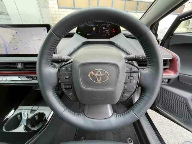 トヨタ プリウス Z 岩手県 2023(令5)年 1.7万km アティチュードブラックマイカ AIS検査済み/【2510035821】/12.3インチディスプレイオーディオ（ナビ・フルセグ・Bluetooth接続）/全方位カメラ/黒革シート/スマートキー/前席シートヒーター/前席シートエアコン/プリクラッシュセーフティ/ステアリングヒーター/2.0ETC/オートハイビーム/パワーバックドア/パノラマルーフ/デジタルインナーミラー/シートメモリー（運転席）/革巻きステアリング/LEDヘッドライト/バックフォグランプ/トラクションコントロール/クリアランスソナー/バイザー