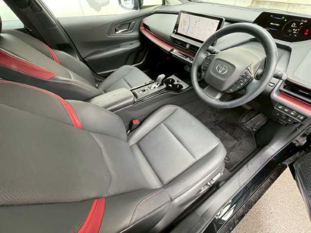 トヨタ プリウス Z 岩手県 2023(令5)年 1.7万km アティチュードブラックマイカ AIS検査済み/【2510035821】/12.3インチディスプレイオーディオ（ナビ・フルセグ・Bluetooth接続）/全方位カメラ/黒革シート/スマートキー/前席シートヒーター/前席シートエアコン/プリクラッシュセーフティ/ステアリングヒーター/2.0ETC/オートハイビーム/パワーバックドア/パノラマルーフ/デジタルインナーミラー/シートメモリー（運転席）/革巻きステアリング/LEDヘッドライト/バックフォグランプ/トラクションコントロール/クリアランスソナー/バイザー