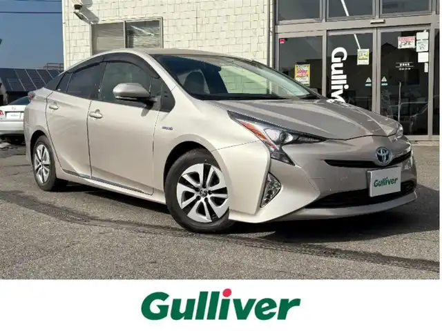 トヨタ プリウス S 愛知県 2016(平28)年 1.6万km スティールブロンドM ワンオーナー/純正SDナビ(フルセグ/BT/AM/FM)/ETC/トノカバー/純正ラゲージマット/純正フロアマット/ABS/横滑り防止装置/盗難防止装置/オートライト/ドアバイザー/電動格納式ミラー/パワーステアリング/パワーウィンドウ/純正アルミホイール/保証書/取扱説明書/スマートキー/スペアキー