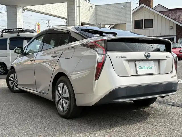 トヨタ プリウス S 愛知県 2016(平28)年 1.6万km スティールブロンドM ワンオーナー/純正SDナビ(フルセグ/BT/AM/FM)/ETC/トノカバー/純正ラゲージマット/純正フロアマット/ABS/横滑り防止装置/盗難防止装置/オートライト/ドアバイザー/電動格納式ミラー/パワーステアリング/パワーウィンドウ/純正アルミホイール/保証書/取扱説明書/スマートキー/スペアキー