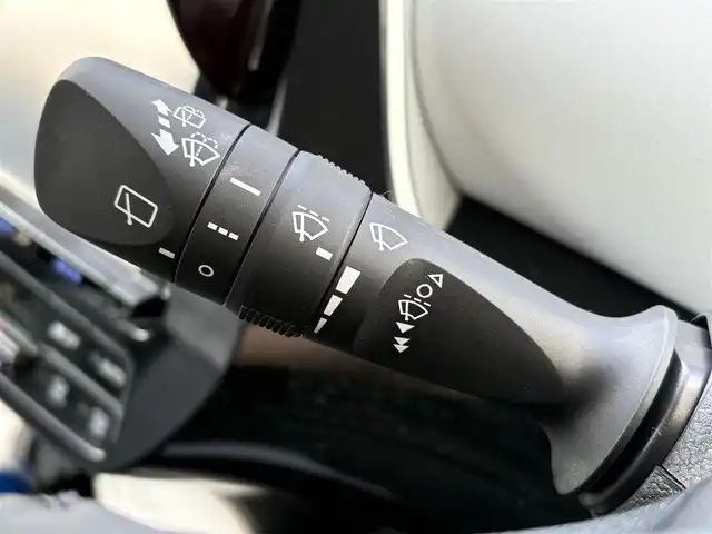 トヨタ プリウス S 愛知県 2016(平28)年 1.6万km スティールブロンドM ワンオーナー/純正SDナビ(フルセグ/BT/AM/FM)/ETC/トノカバー/純正ラゲージマット/純正フロアマット/ABS/横滑り防止装置/盗難防止装置/オートライト/ドアバイザー/電動格納式ミラー/パワーステアリング/パワーウィンドウ/純正アルミホイール/保証書/取扱説明書/スマートキー/スペアキー