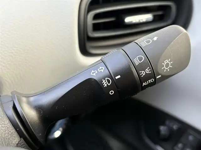 トヨタ プリウス S 愛知県 2016(平28)年 1.6万km スティールブロンドM ワンオーナー/純正SDナビ(フルセグ/BT/AM/FM)/ETC/トノカバー/純正ラゲージマット/純正フロアマット/ABS/横滑り防止装置/盗難防止装置/オートライト/ドアバイザー/電動格納式ミラー/パワーステアリング/パワーウィンドウ/純正アルミホイール/保証書/取扱説明書/スマートキー/スペアキー