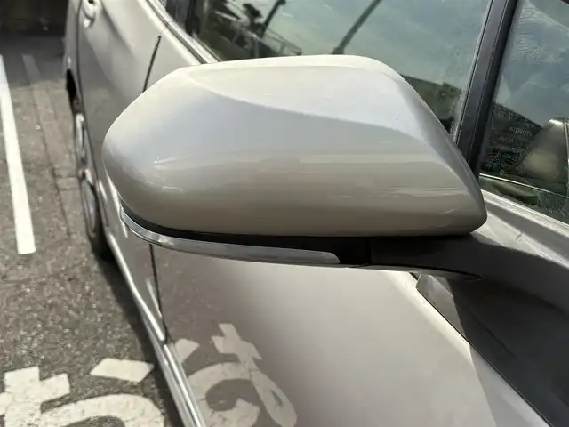 トヨタ プリウス S 愛知県 2016(平28)年 1.6万km スティールブロンドM ワンオーナー/純正SDナビ(フルセグ/BT/AM/FM)/ETC/トノカバー/純正ラゲージマット/純正フロアマット/ABS/横滑り防止装置/盗難防止装置/オートライト/ドアバイザー/電動格納式ミラー/パワーステアリング/パワーウィンドウ/純正アルミホイール/保証書/取扱説明書/スマートキー/スペアキー