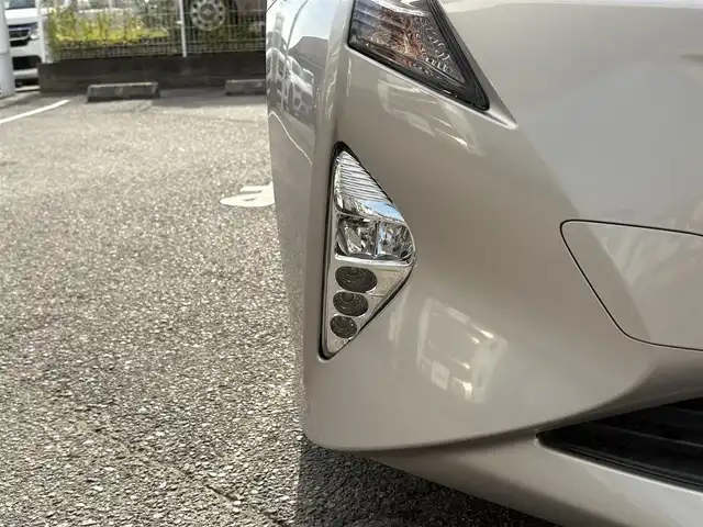 トヨタ プリウス S 愛知県 2016(平28)年 1.6万km スティールブロンドM ワンオーナー/純正SDナビ(フルセグ/BT/AM/FM)/ETC/トノカバー/純正ラゲージマット/純正フロアマット/ABS/横滑り防止装置/盗難防止装置/オートライト/ドアバイザー/電動格納式ミラー/パワーステアリング/パワーウィンドウ/純正アルミホイール/保証書/取扱説明書/スマートキー/スペアキー