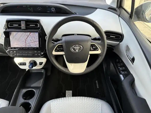 トヨタ プリウス S 愛知県 2016(平28)年 1.6万km スティールブロンドM ワンオーナー/純正SDナビ(フルセグ/BT/AM/FM)/ETC/トノカバー/純正ラゲージマット/純正フロアマット/ABS/横滑り防止装置/盗難防止装置/オートライト/ドアバイザー/電動格納式ミラー/パワーステアリング/パワーウィンドウ/純正アルミホイール/保証書/取扱説明書/スマートキー/スペアキー