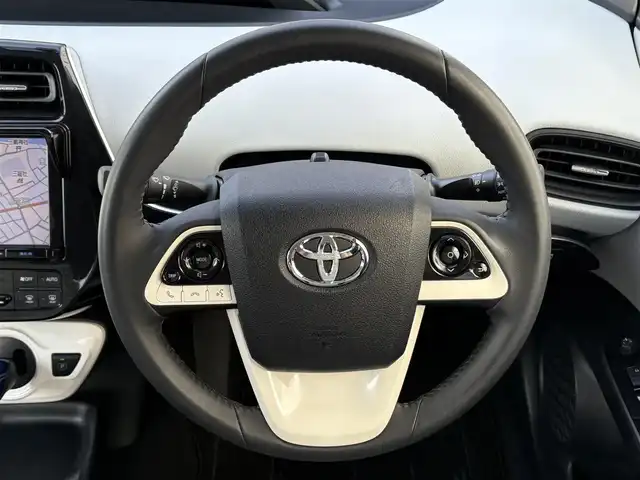 トヨタ プリウス S 愛知県 2016(平28)年 1.6万km スティールブロンドM ワンオーナー/純正SDナビ(フルセグ/BT/AM/FM)/ETC/トノカバー/純正ラゲージマット/純正フロアマット/ABS/横滑り防止装置/盗難防止装置/オートライト/ドアバイザー/電動格納式ミラー/パワーステアリング/パワーウィンドウ/純正アルミホイール/保証書/取扱説明書/スマートキー/スペアキー