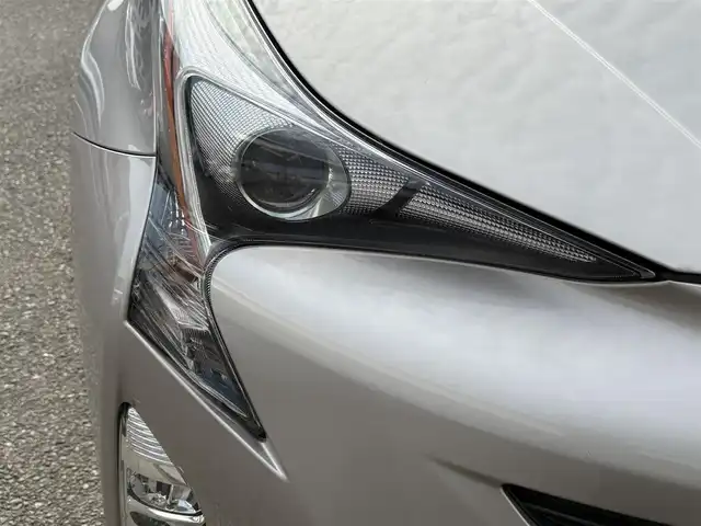 トヨタ プリウス S 愛知県 2016(平28)年 1.6万km スティールブロンドM ワンオーナー/純正SDナビ(フルセグ/BT/AM/FM)/ETC/トノカバー/純正ラゲージマット/純正フロアマット/ABS/横滑り防止装置/盗難防止装置/オートライト/ドアバイザー/電動格納式ミラー/パワーステアリング/パワーウィンドウ/純正アルミホイール/保証書/取扱説明書/スマートキー/スペアキー