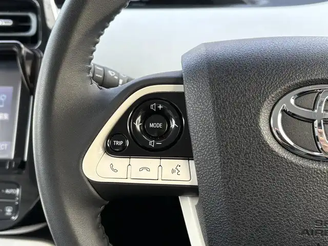 トヨタ プリウス S 愛知県 2016(平28)年 1.6万km スティールブロンドM ワンオーナー/純正SDナビ(フルセグ/BT/AM/FM)/ETC/トノカバー/純正ラゲージマット/純正フロアマット/ABS/横滑り防止装置/盗難防止装置/オートライト/ドアバイザー/電動格納式ミラー/パワーステアリング/パワーウィンドウ/純正アルミホイール/保証書/取扱説明書/スマートキー/スペアキー