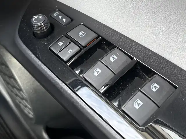 トヨタ プリウス S 愛知県 2016(平28)年 1.6万km スティールブロンドM ワンオーナー/純正SDナビ(フルセグ/BT/AM/FM)/ETC/トノカバー/純正ラゲージマット/純正フロアマット/ABS/横滑り防止装置/盗難防止装置/オートライト/ドアバイザー/電動格納式ミラー/パワーステアリング/パワーウィンドウ/純正アルミホイール/保証書/取扱説明書/スマートキー/スペアキー