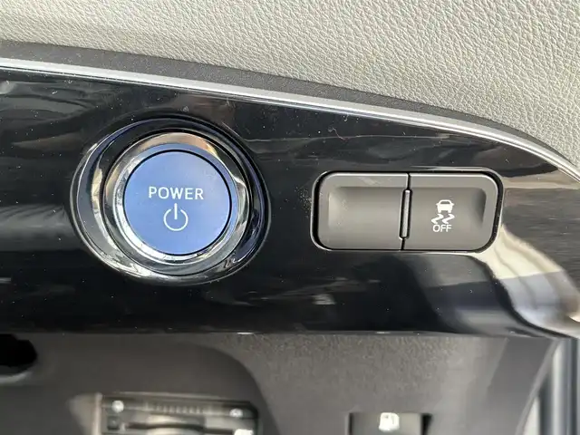 トヨタ プリウス S 愛知県 2016(平28)年 1.6万km スティールブロンドM ワンオーナー/純正SDナビ(フルセグ/BT/AM/FM)/ETC/トノカバー/純正ラゲージマット/純正フロアマット/ABS/横滑り防止装置/盗難防止装置/オートライト/ドアバイザー/電動格納式ミラー/パワーステアリング/パワーウィンドウ/純正アルミホイール/保証書/取扱説明書/スマートキー/スペアキー