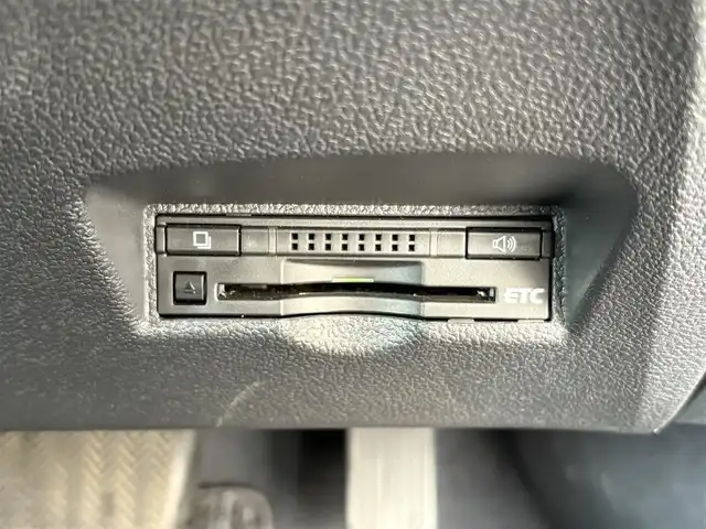 トヨタ プリウス S 愛知県 2016(平28)年 1.6万km スティールブロンドM ワンオーナー/純正SDナビ(フルセグ/BT/AM/FM)/ETC/トノカバー/純正ラゲージマット/純正フロアマット/ABS/横滑り防止装置/盗難防止装置/オートライト/ドアバイザー/電動格納式ミラー/パワーステアリング/パワーウィンドウ/純正アルミホイール/保証書/取扱説明書/スマートキー/スペアキー